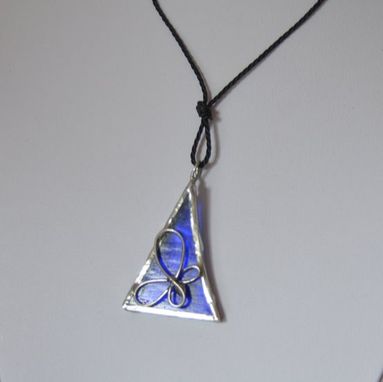 Unikatni stekleni obesek z modrim steklom in vzorcem v obliki metulja